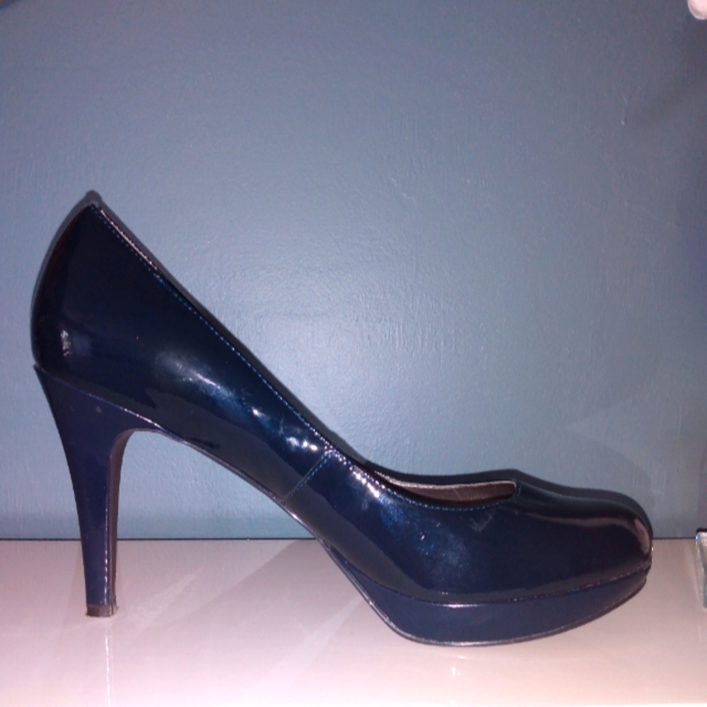 Joan & David Circa genuine Navy patent leather pumps
